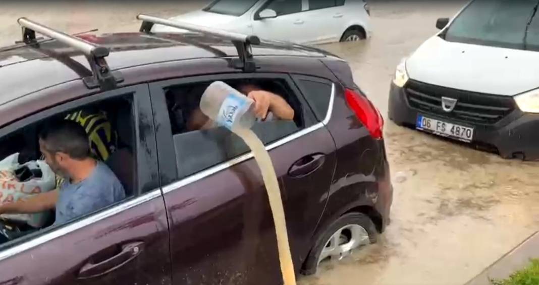 Suyla dolan araçların içini pet şişelerle boşaltmaya çalıştılar! Caddeler göle döndü arabalar suya gömüldü 98